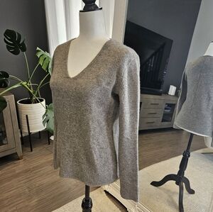 BABATON luxe cashmere vneck sweater